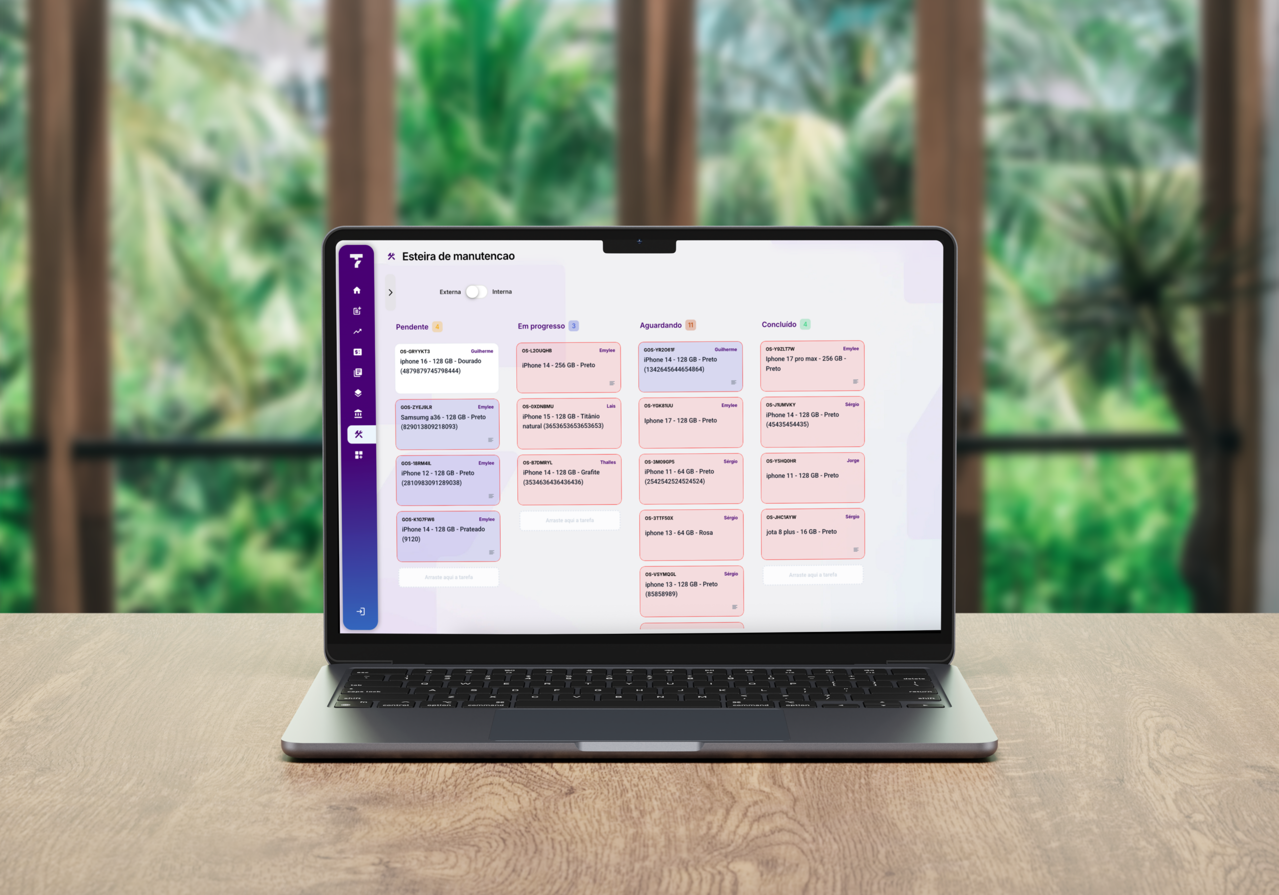 Gestor analisando painel de gestão de loja de celular em notebook com gráficos e estoque em tempo real