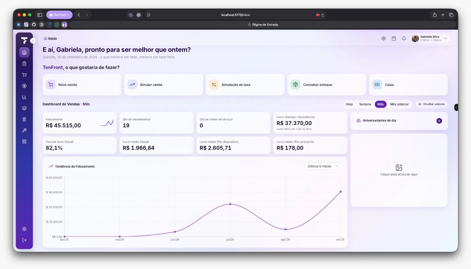 Lojista do varejo mobile analisando fluxo de caixa, estoque e vendas em uma mesa com relatórios financeiros.